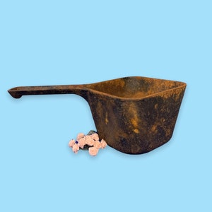 Vintage Cast Iron Skillet Pot .