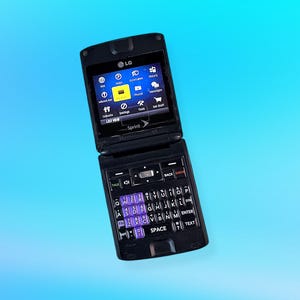 Peut inclure: Téléphone à clapet LG Sprint noir avec un clavier QWERTY complet et un petit écran affichant des icônes. Le téléphone est ouvert, révélant le clavier et l'écran sur un fond dégradé bleu.