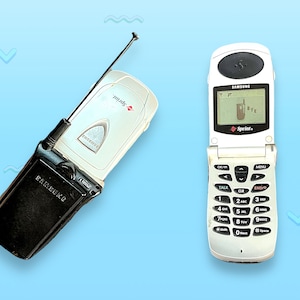 Peut inclure: Deux téléphones portables à clapet Samsung vintage. L'un est ouvert, montrant le logo Sprint et une antenne rétractable. L'autre est fermé, affichant l'écran avec le mot "BYE" et le logo Sprint. Les deux téléphones sont blancs et noirs.