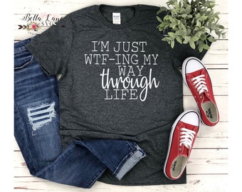 Je suis juste Wtf-ing ma vie T-shirt Svg. Chemise drôle Svg, chemise sarcastique, cadeau pour elle, chemise pour elle