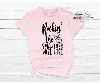 Rockin The Smart Ass Wife Life Svg, Femme Svg, Sassy Shirt Svg, Chemise Sarcastique Svg, Smart Ass Svg, Femme Life Svg, Shirt Svg,