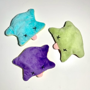 Peut inclure: Ensemble de trois tasses en céramique avec une finition mate et mouchetée. Les tasses sont de couleur crème, gris clair et gris foncé. Chaque tasse a un design simple et minimaliste.