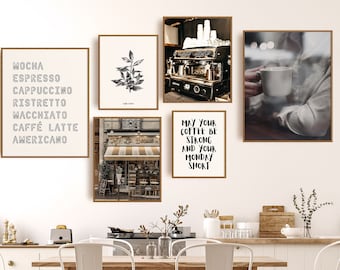 Pode incluir: Uma sala de jantar branca com uma mesa de madeira e cadeiras de metal branco. Há cinco impressões emolduradas na parede, incluindo uma cena de uma cafeteria, uma máquina de café, uma ilustração de uma folha de café e uma impressão de texto que diz "Que o seu café seja forte e a sua segunda-feira curta".