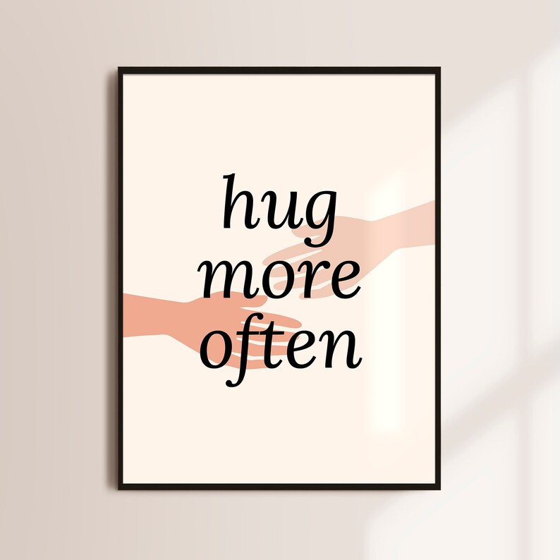 Puede incluir: Un p&oacute;ster de pared imprimible con un dise&ntilde;o minimalista que presenta dos manos que se alcanzan mutuamente con el texto "hug more often" en negro.