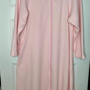 Appel Vintage pink floral full zip robe. women’s size small house coat.