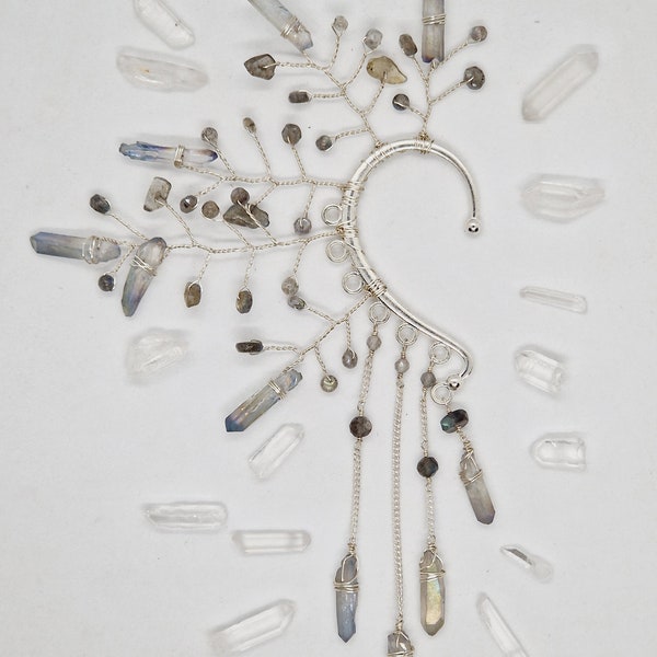 Une bijou d'oreille "Perseïde" fait main par tissage de pierres naturelles et cristaux de quartz aqua aura