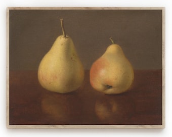 Op de afbeelding: Twee peren, één geel en één met een roodachtige gloed, zijn gerangschikt op een donkerbruin houten oppervlak. De peren worden verlicht door een zacht licht, waardoor subtiele schaduwen worden gecreëerd.