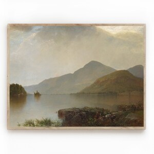 Puede incluir: Una pintura que representa una escena de lago tranquilo con montañas en el fondo. El lago está tranquilo y reflectante, y las montañas están cubiertas de árboles. El cielo está nublado y el tono general de la pintura es sereno.
