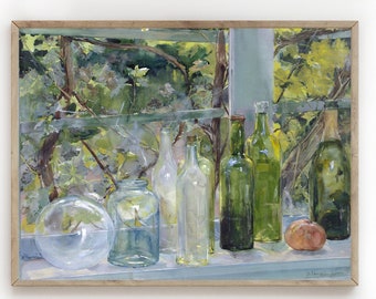 Op de afbeelding: Een stilleven schilderij van een verzameling glazen flessen en potten op een vensterbank. De flessen zijn in verschillende tinten groen en helder, en de potten zijn gevuld met een troebele vloeistof. De achtergrond is een wazig beeld van groene bladeren en takken.