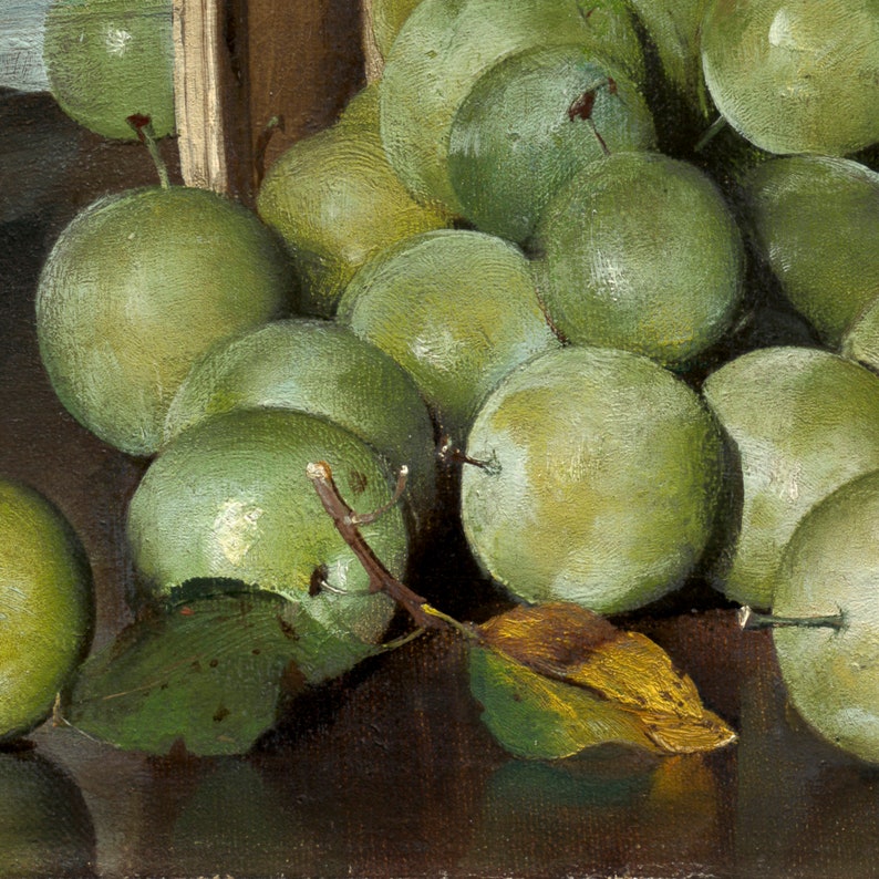 Op de afbeelding: Een close-up van een stilleven met een tros groene pruimen, sommige met een lichte gele tint, gerangschikt op een donkerbruin oppervlak. Een enkel groen blad met een vergeelde punt is zichtbaar op de voorgrond.