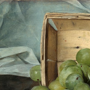 Op de afbeelding: Een close-up van een houten doos gevuld met groene pruimen. De doos is gedeeltelijk open, waardoor de pruimen zichtbaar zijn. De pruimen zijn in een tros gerangschikt, met enkele die uit de doos vallen.