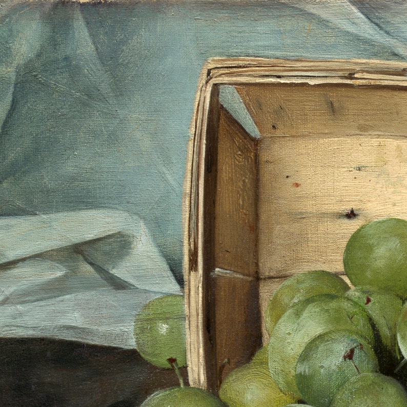 Op de afbeelding: Een close-up van een houten doos gevuld met groene pruimen. De doos is gedeeltelijk open, waardoor de pruimen zichtbaar zijn. De pruimen zijn in een tros gerangschikt, met enkele die uit de doos vallen.