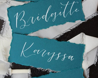 Türkis handgeschriebene Tischkarten mit Büttenrand, für Hochzeiten, Duschen, Geburtstage | Kalligraphie Tischkarten | Weiße Tinte