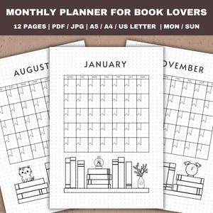 Può includere: Tre pagine di calendario mensile stampabili per gli amanti dei libri. Ogni pagina presenta una griglia semplice con i giorni della settimana etichettati, una piccola illustrazione di libri e il nome del mese in grassetto. I mesi mostrati sono agosto, gennaio e novembre.