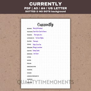 Può includere: Una pagina di agenda digitale bianca con sfondo a griglia punteggiata e il titolo Currently in corsivo nero. L'elenco include categorie come Reading, Watching e Wearing con voci scritte a mano in viola per ogni prompt.