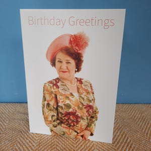 Cartão de aniversário "Mantendo as aparências" (A5) "Saudações de aniversário" com Patricia Routledge como Hyacinth Bucket
