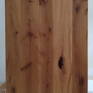 Table à manger ancienne en bois.