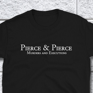 Puede incluir: Camiseta negra con texto blanco que dice "Pierce & Pierce Murders and Executions"