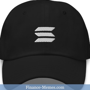 Può includere: Un cappello da baseball nero con un logo ricamato bianco di tre linee parallele.