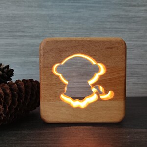 Lámpara de mesa/noche LED de madera con forma de mono - Decoración de mono - Lámpara decorativa de mono - Decoración de madera - Luz nocturna - Lámpara de mesa de madera - Regalo de mono
