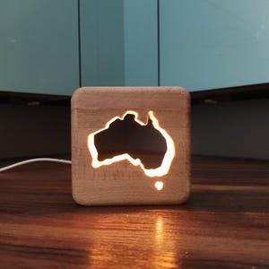 Decoração LED de madeira australiana - Luz noturna LED de madeira decorativa australiana - Candeeiro de mesa decorativo de madeira australiana - decoração de madeira - USB-C