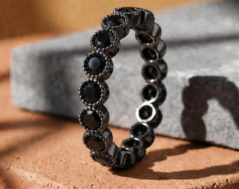 Anillo de eternidad de ónix negro, banda de rodio negro, engaste milgrain, tallas personalizadas.