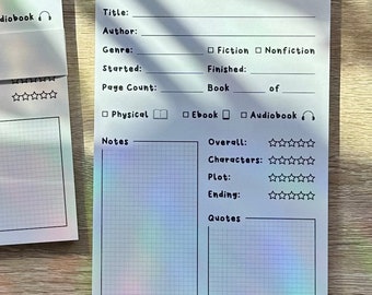 Könnte beinhalten: Zwei weiße Notizblöcke für Buchrezensionen mit einem Rastermuster. Die Notizblöcke haben ein schwarzes Buchsymbol und den Text "Book Review" oben. Die Notizblöcke haben Abschnitte für Titel, Autor, Genre, Beginn, Ende, Seitenzahl, physisch, E-Book, Hörbuch, Notizen, Gesamt, Charaktere, Handlung, Ende und Zitate. Die Notizblöcke haben ein Fünf-Sterne-Bewertungssystem für Gesamt, Charaktere, Handlung und Ende.