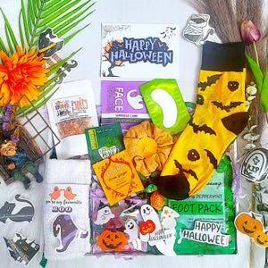 TRICK or TREAT HALLOWEEN Gift Box, Halloween Treat Gift, Scary Halloween Care Package, Halloween Hug in a Box, Boo, Happy Halloween, Witch