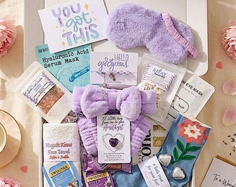 Può includere: Una scatola regalo contenente una mascherina per dormire in peluche color lavanda, una fascia con fiocco abbinata, un calzino blu con motivo floreale, una maschera al siero di acido ialuronico, un asciugamano, tè, un braccialetto e una carta.