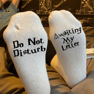 Novedad Unisex Mago Mágico "No Molestar Esperando Mi Carta" Calcetines / Magia / Hogwarts / Mago / Brujería