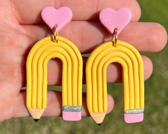 Boucles d'oreilles crayon / Boucles d'oreilles enseignant / Boucles d'oreilles crayon en pâte polymère / Cadeaux de remerciement pour les enseignants / Boucles d'oreilles pour la rentrée scolaire / Enseignant de première année