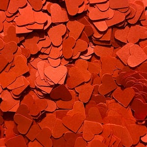 Confetes de mesa de papel com mini corações vermelhos para o Dia dos Namorados. - Decorações para festas, acessórios para fotos, exibições, scrapbooking, arte e enfeites.