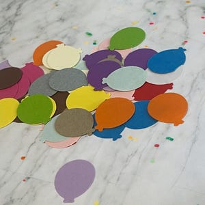 Buntes Ballonpapier Streutabelle Konfetti. - Partydekorationen, Foto-Requisiten, Displays, Scrapbooking, Kunst und Verzierungen.