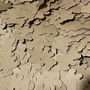 Bruine papieren tafelconfetti met teddybeer. - Feestdecoraties, fotorekwisieten, displays, plakboeken, kunst en versieringen.