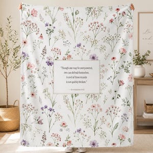 Kuscheldecke mit Blumen- und Bibelversmuster – „Ein dreisträngiges Band“