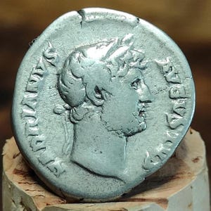 Denario d&#39;argento di Adriano con rovescio romano, antica moneta romana