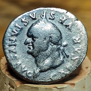 Denario d&#39;argento di Vespasiano con Cerere al rovescio, antica moneta romana