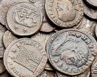 Op de afbeelding: Een verzameling ronde, bronskleurige antieke Romeinse munten met in reliëf aangebrachte profielen van leiders, architecturale structuren en inscripties. De metalen oppervlakken vertonen tekenen van veroudering, oxidatie en gedetailleerde gravures.