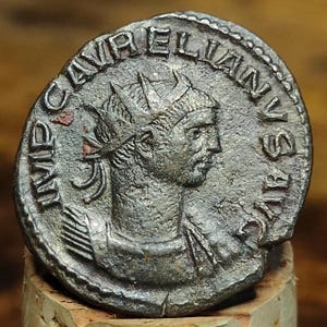 Aureliano Antoniniano con corona sul rovescio, antica moneta romana a doppio denario