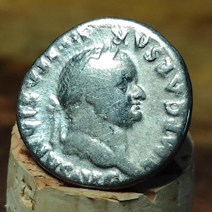 Denario d&#39;argento di Vespasiano con rovescio seduto, antica moneta romana