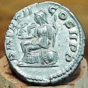 Denario d&#39;argento di Eliogabalo con rovescio di Roma, antica moneta romana