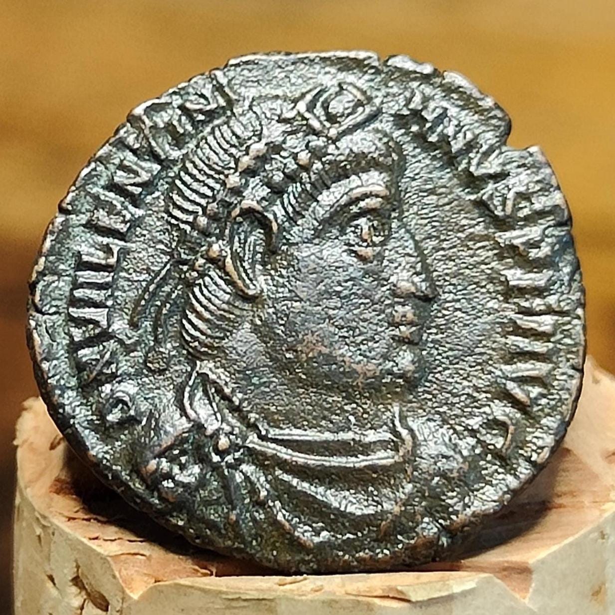 ヴァレンティニアヌス 2 世、捕虜の裏コイン、古代ローマのヌンムス