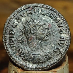 Aureliano Antoniniano con corona sul rovescio, antica moneta romana a doppio denario