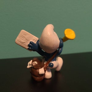 20031 Peyo Schtroumpfs : Mailman Smurf variant : white letter ref