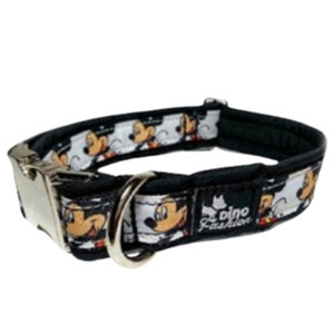 Könnte beinhalten: Schwarzes Hundehalsband mit weißem Hintergrund, das ein sich wiederholendes Muster von Mickey Mouse zeigt. Das Halsband hat eine silberne Schnalle und einen silbernen D-Ring. Das Halsband ist mit "Dino Fashion" beschriftet.
