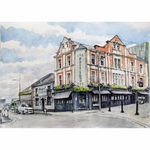 Puede incluir: Pintura a la acuarela de un pub llamado "Potters" en una esquina. El edificio tiene detalles de ladrillo rojo y un toldo oscuro. Un edificio más pequeño al lado está etiquetado como "Newport". Una furgoneta blanca y un autobús verde son visibles en la calle.