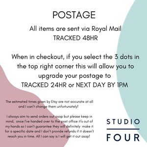 K&ouml;nnte beinhalten: Ein Hinweis mit dem Wort "POSTAGE" oben, der Royal Mail-Dienste mit "TRACKED 48HR" und Upgrade-Optionen beschreibt. Das Studio Four Logo befindet sich unten.