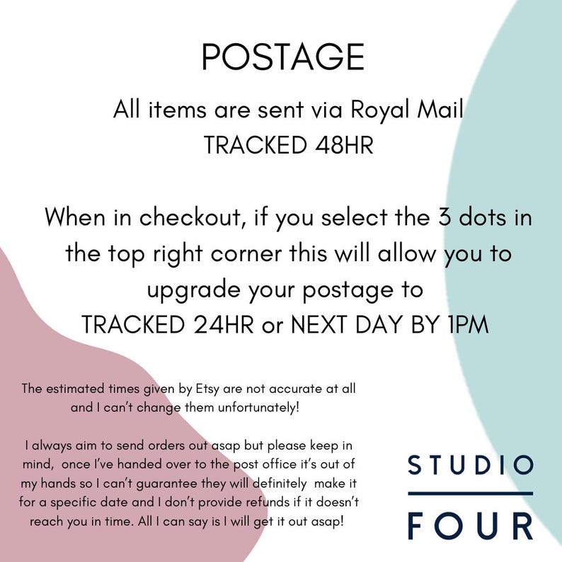 K&ouml;nnte beinhalten: Ein Hinweis mit dem Wort "POSTAGE" oben, der Royal Mail-Dienste mit "TRACKED 48HR" und Upgrade-Optionen beschreibt. Das Studio Four Logo befindet sich unten.