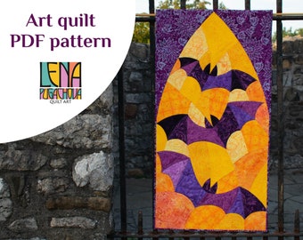 Op de afbeelding: Een paarse en gele kunstquilt met een patroon van vleermuizen. De quilt hangt aan een zwart metalen hek. De quilt is getiteld "Lena Pugachova Quilt Art".