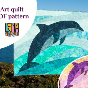 Może przedstawiać: Wzór PDF na artystyczną kołdrę przedstawiającą delfina wyskakującego z wody. Kołdra wykonana jest z kolorowych tkanin i ma kolorystykę niebiesko-zielono-żółtą. Wzór pochodzi od Leny Pugachovej Quilt Art.